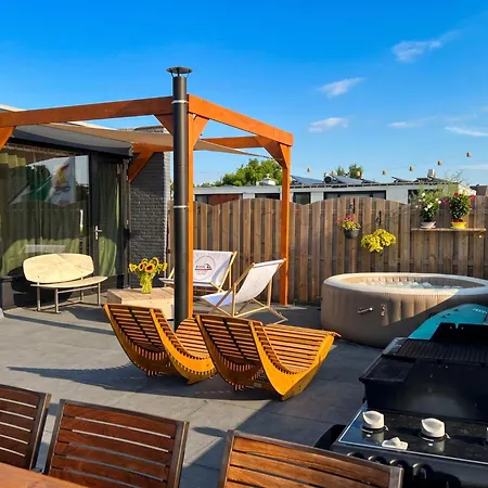 De Watersport Groepsaccommodatie - 80 Pers Vakantiehuis *