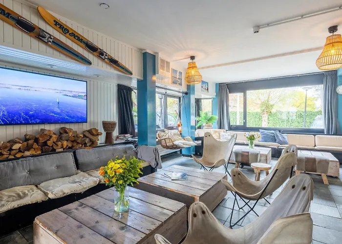 De Watersport Groepsaccommodatie - 80 Pers *