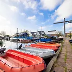 De Watersport Groepsaccommodatie - 80 Pers *