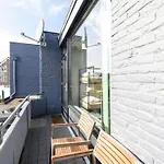 De Watersport Groepsaccommodatie - 80 Pers 펜션 *