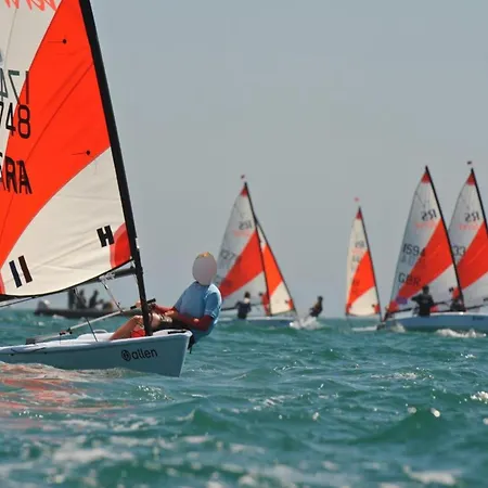 De Watersport Groepsaccommodatie - 80 Pers 펜션 *
