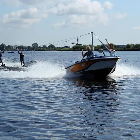 De Watersport Groepsaccommodatie - 80 Pers 펜션 *